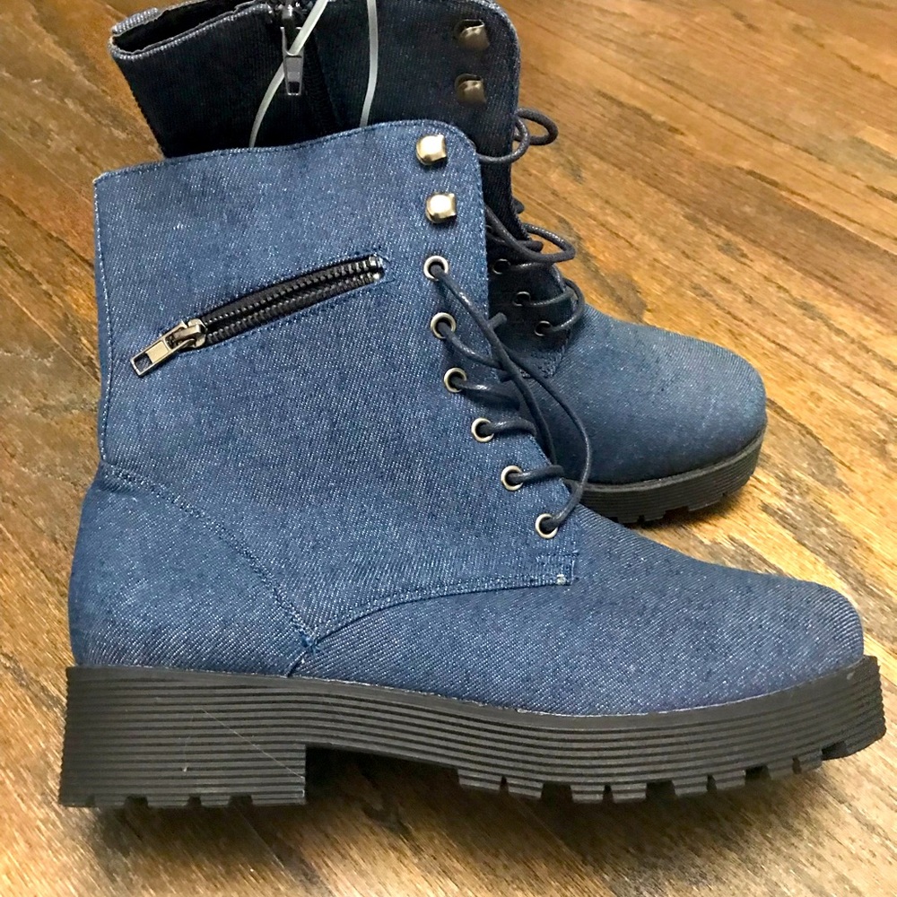 CINAK WOMEN COMBAT BOOTS WITH ZIPPER SIDE POCKET. NEVER WORN, COMFORTABLE & NEW